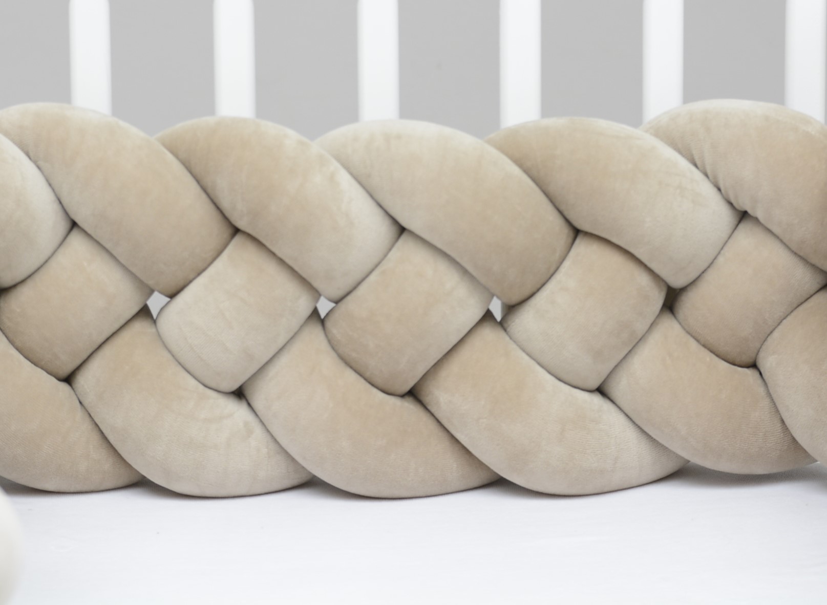 IMG_9594-1.jpg Geflochtener Bettschutz, 4 Stränge, Samt/Cappuccino