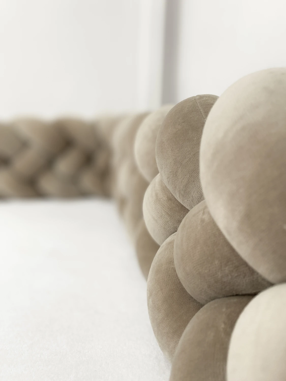 cappuccino_4.webp Geflochtener Bettschutz, 4 Stränge, Samt/Cappuccino