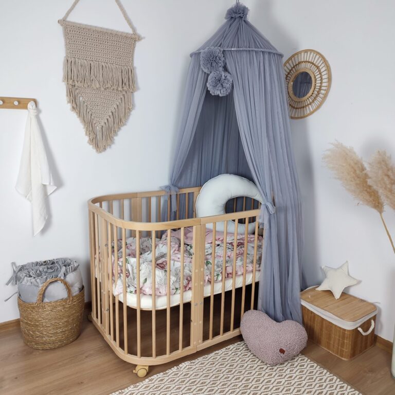 Zubehör fürs Kinderzimmer: Baldachin über dem Babybett