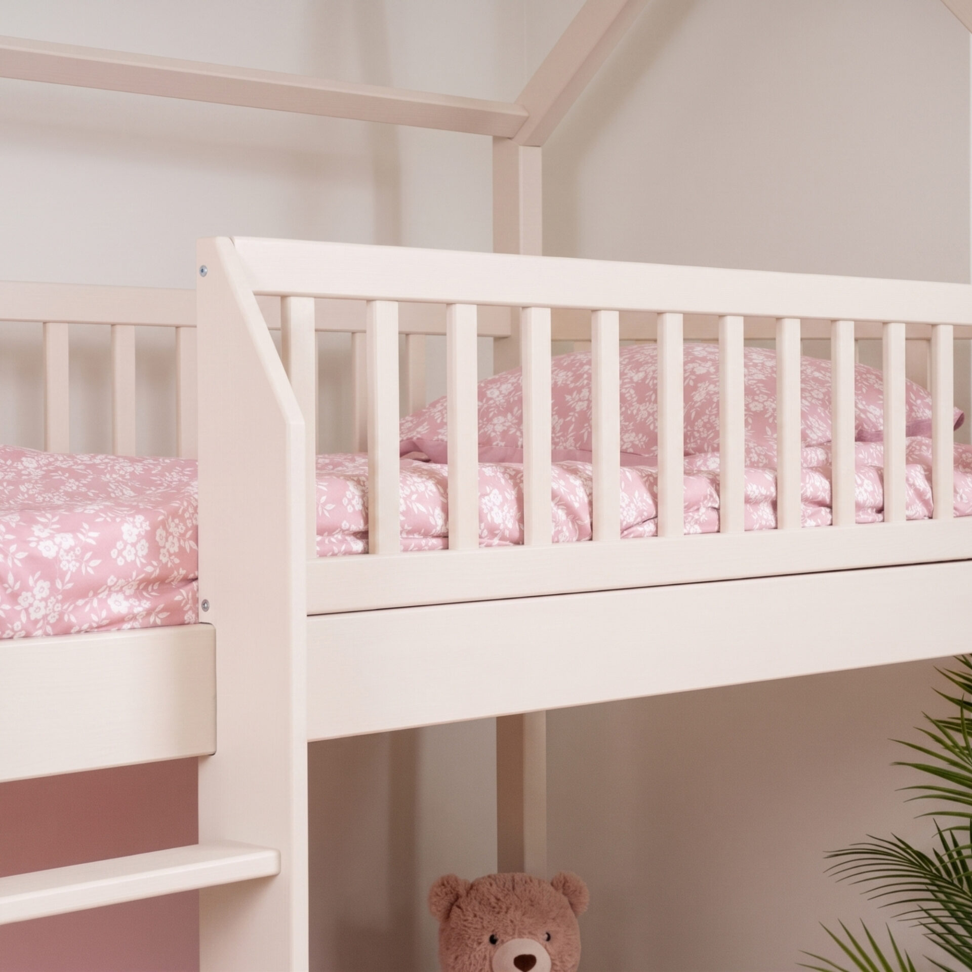 KOSMO Long Loft Bed – cashmere (1) KOSMO Long Loft Bed in pine wood, cashmere